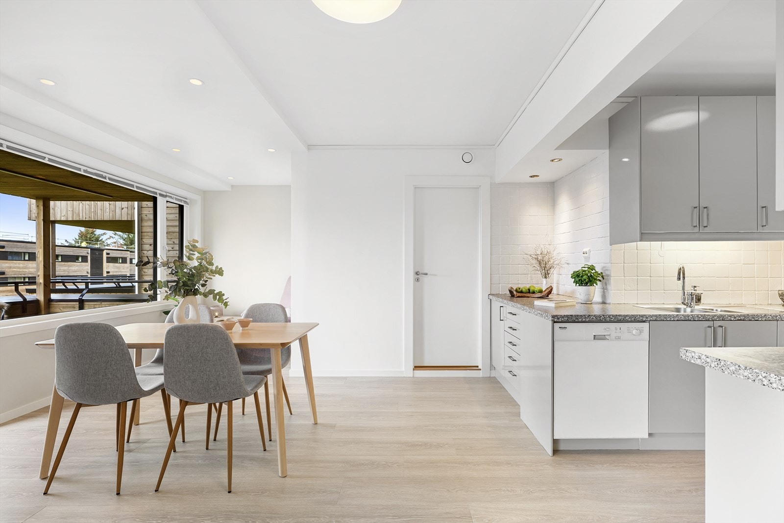 - Det er god plass til spisebord, i tillegg til at man kan ha en lesekrok eller skrivepult i hjørnet - Galleribilde