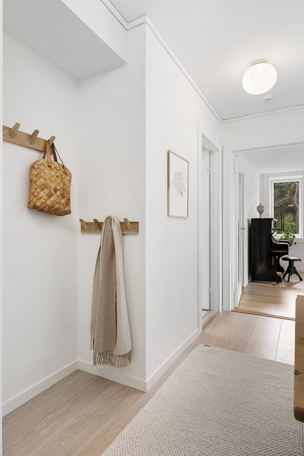 - I tillegg er det en rekke kroker for yttertøy og skolesekk - Galleribilde