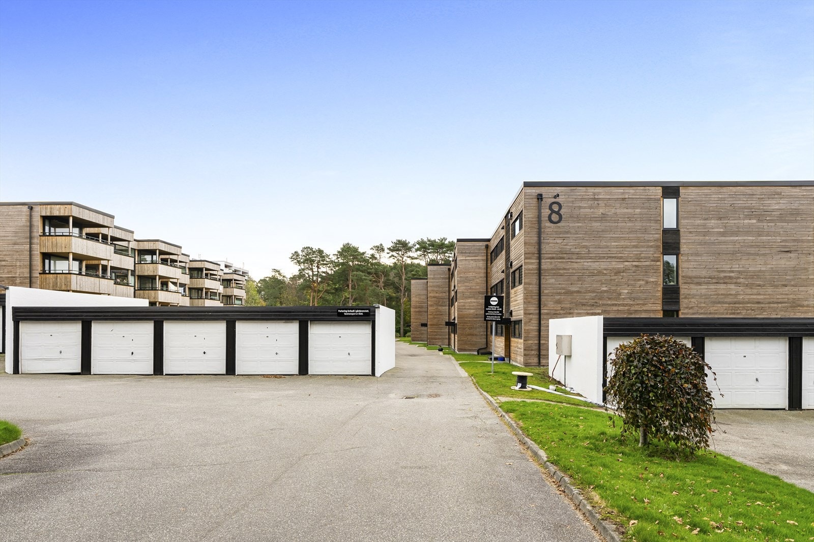 - Det følger en garasjeplass i rekke, og ellers er det parkering på felles plass med lademuligheter - Galleribilde