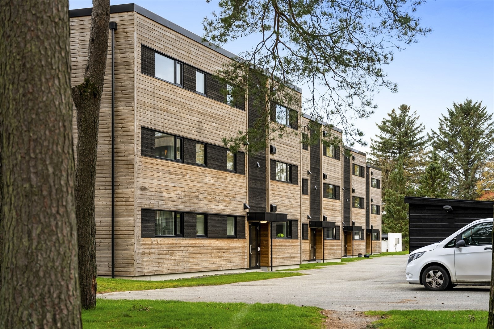 - Borettslaget gjennomgikk nylig fasaderenovering og fikk installert balansert ventilasjon - Galleribilde
