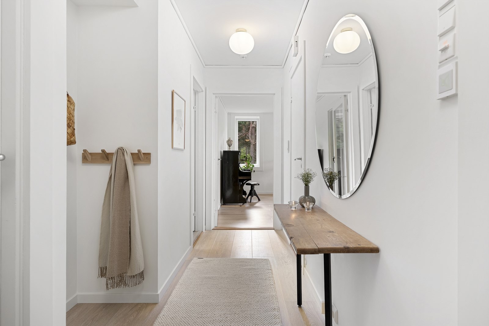 - Eier har ønsket å bringe naturen inn, og har laget et avlastningsbord av tre til eksempelvis nøkler og lommebok - Galleribilde