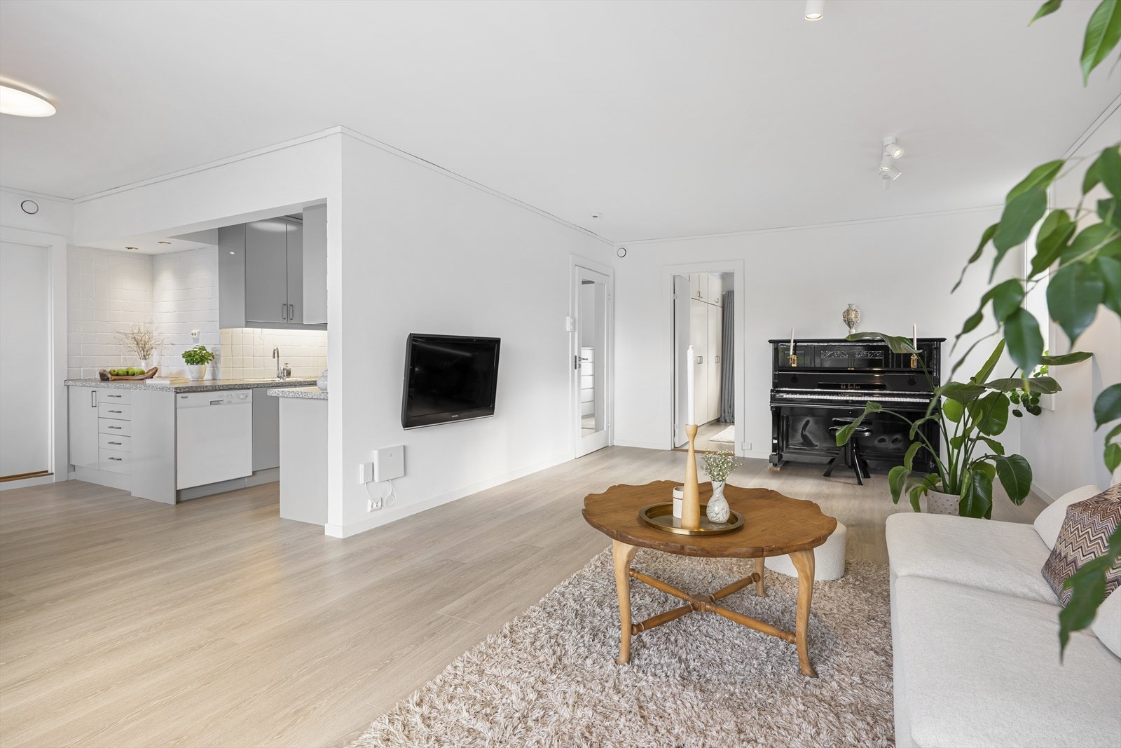 - Delvis åpen løsning mellom stue og kjøkken - Galleribilde