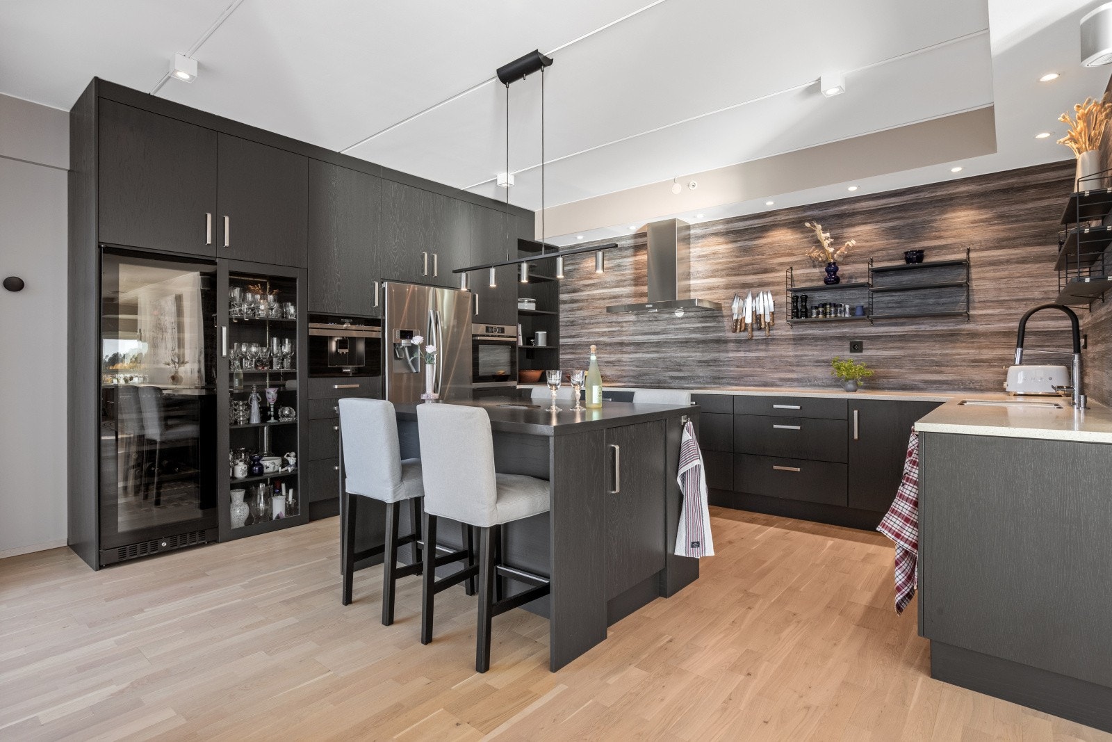 Tiltalende plassbygget heltre møbelsnekker kjøkken (LT Filus) i mørk blå med lys Coran benkeplate fra 2019. En generøs benkeplate gir godt med arrbeidsplass, og det er rikelig med skuffer og skap for oppbevaring. Galleribilde