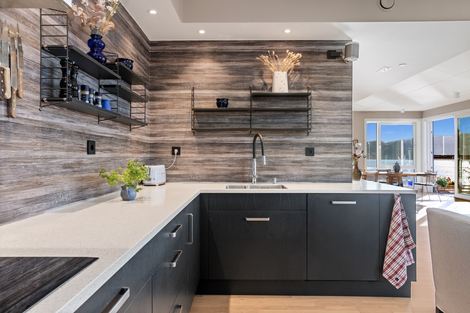 Nedsenket kasse med downlights langs to vegger. Galleribilde