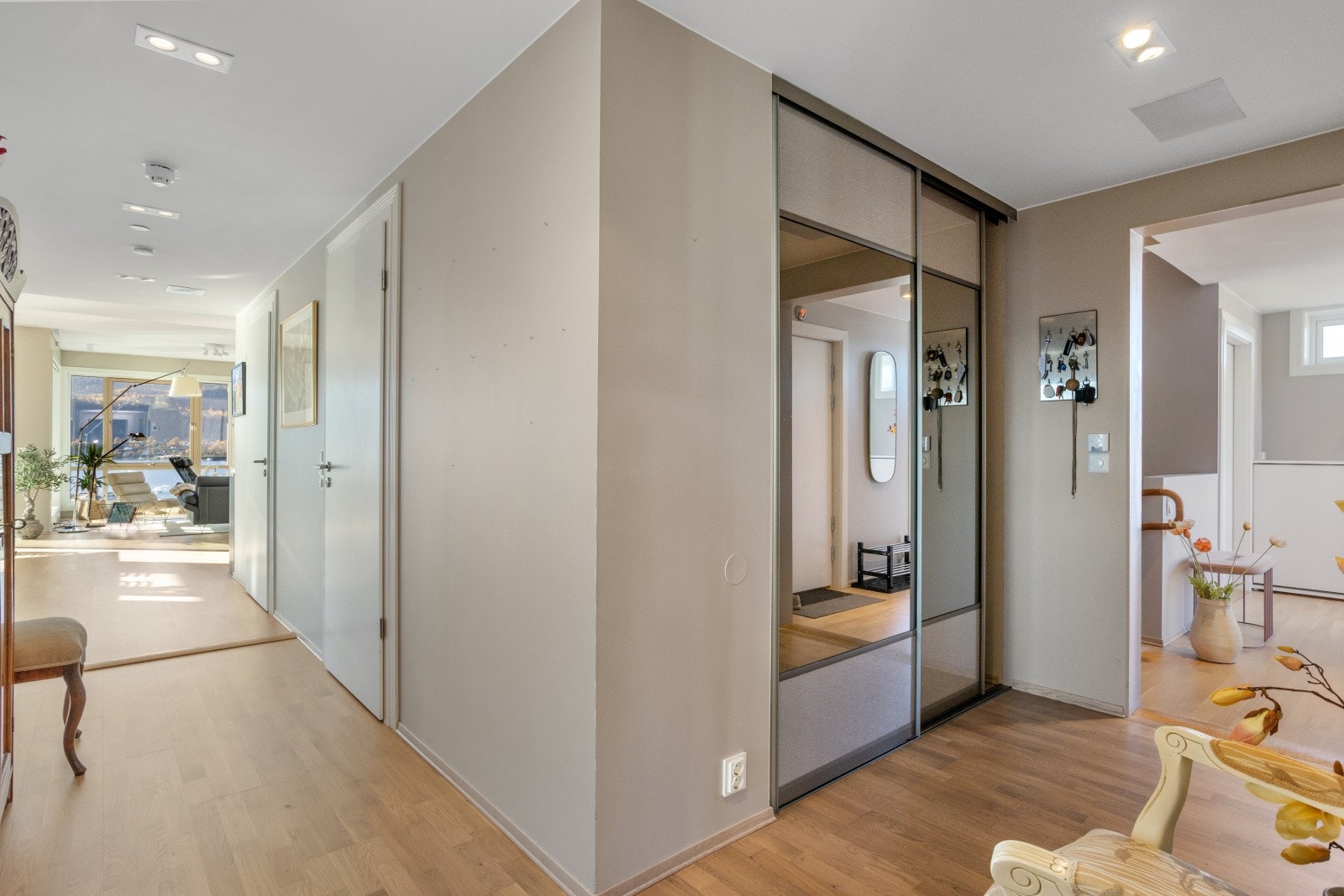 God plass til å henge fra seg ytterklær med skyvedørsgarderobe med speilfronter. Galleribilde