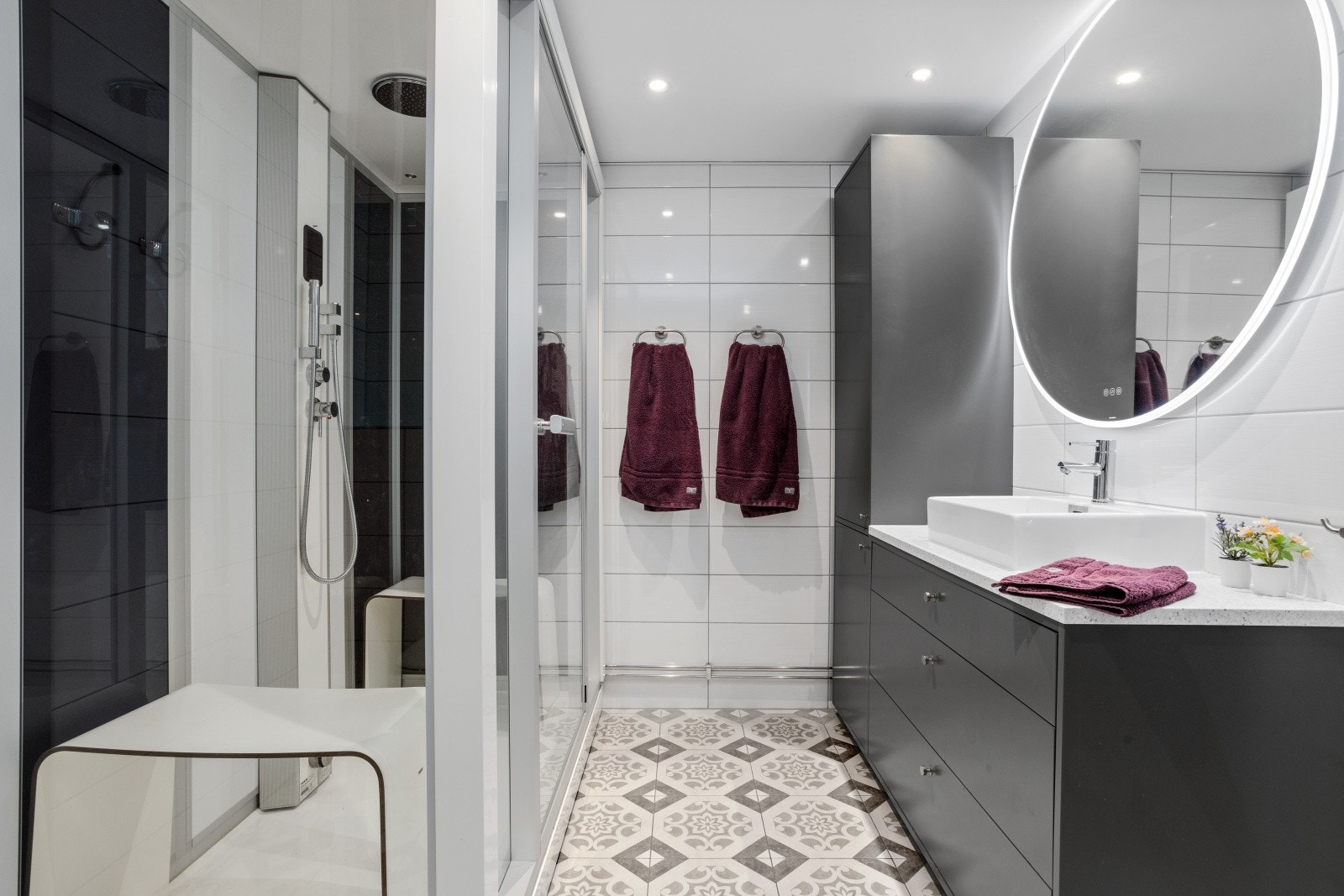 Flis på gulv lagt i 2019 ovenpå eksisterende fliser. Servantinnredning fra 2019 og speil over servant med integrert belysning, samt to-greps blandebatteri med regn og hånddusj. Galleribilde