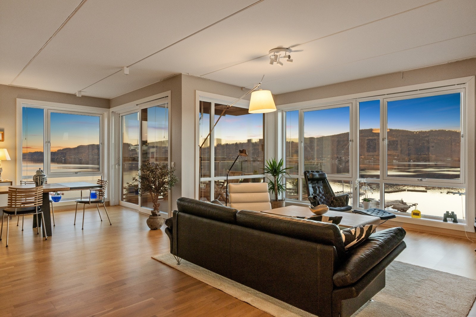 Kveldsfoto. Galleribilde