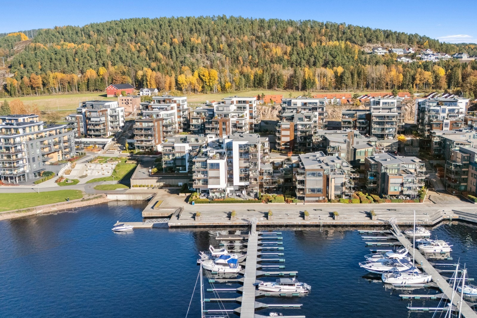 Reisevei Lysaker: Med bil: 40 min. Med tog: 6 min til stasjonen med stor parkeringsplass og deretter 38 min med tog. Galleribilde
