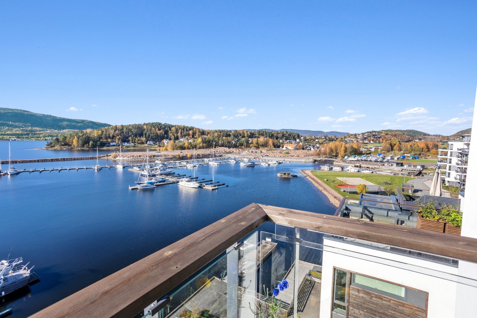 Vedlikeholdsfritt dekke og glassrekkverk. Galleribilde