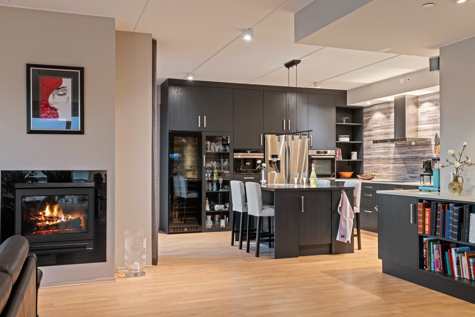 Stuen og kjøkkenet er innredet med moderne farger som skaper en innbydende og harmonisk atmosfære. Eksklusiv feriefølelse med optimale solforhold og magisk utsikt, i komfortable omgivelser i ditt eget hjem. Galleribilde