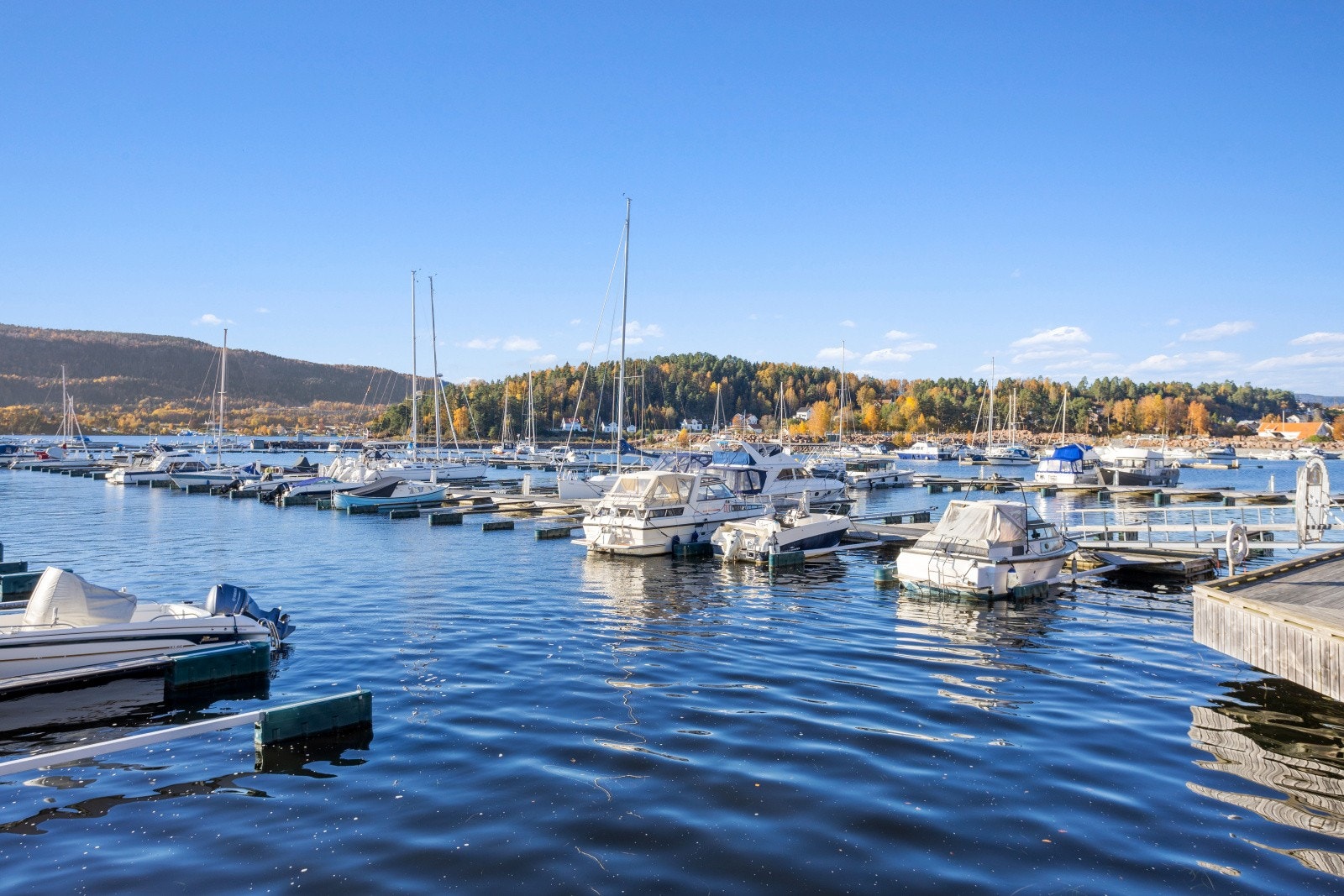 Båtplass med 4,5 m bredde medfølger leiligheten. Galleribilde