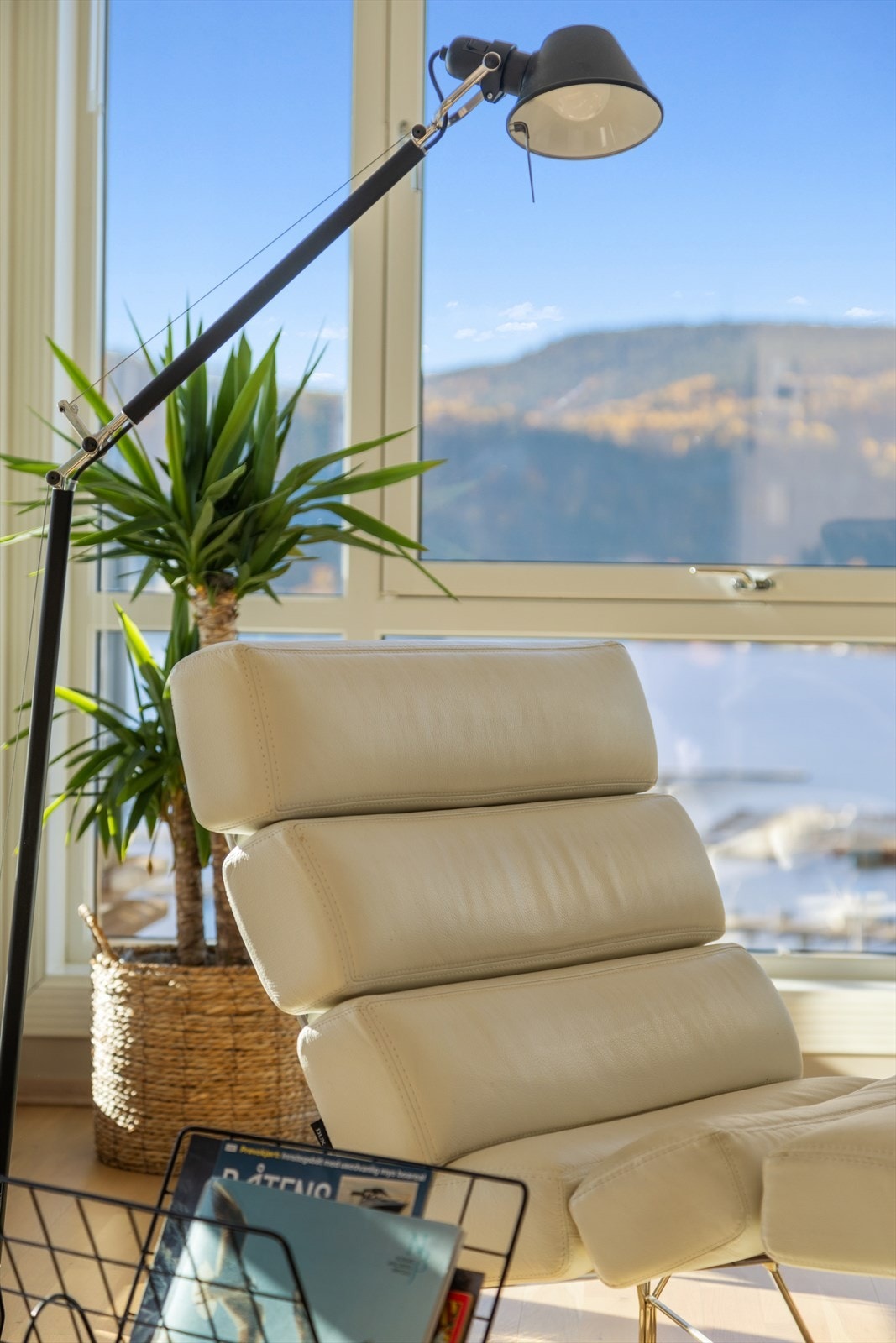 Et stille øyeblikk ved vinduet - hvor komfort møter utsikt og tankene får vandre fritt! Galleribilde
