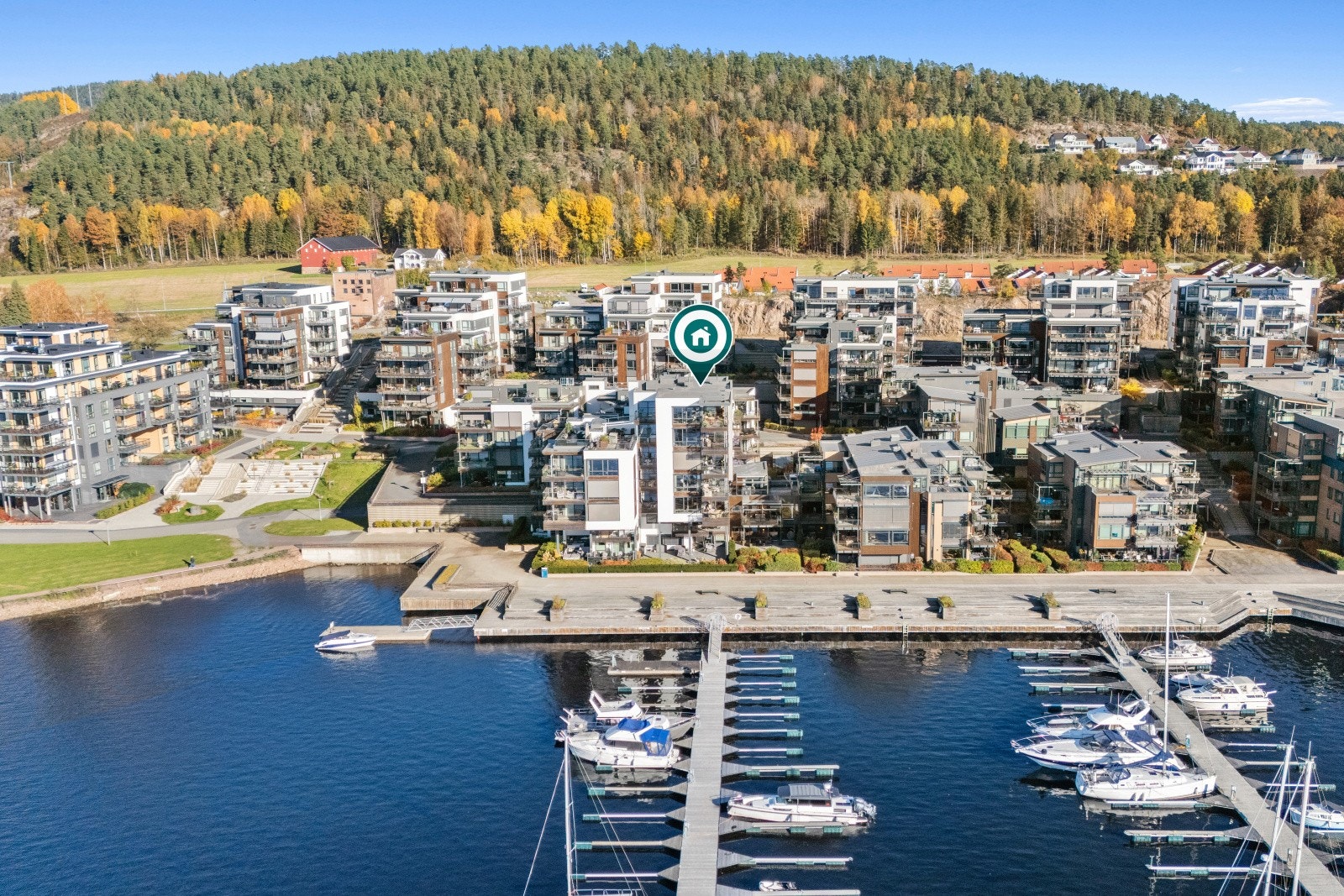 Det er nærhet til barnehage, lekeplass og skoler. Fra eiendommen er det gangavstand til Selvik barneskole og for elever i ungdomstrinnene er det kort vei til Sande ungdomsskole. Galleribilde
