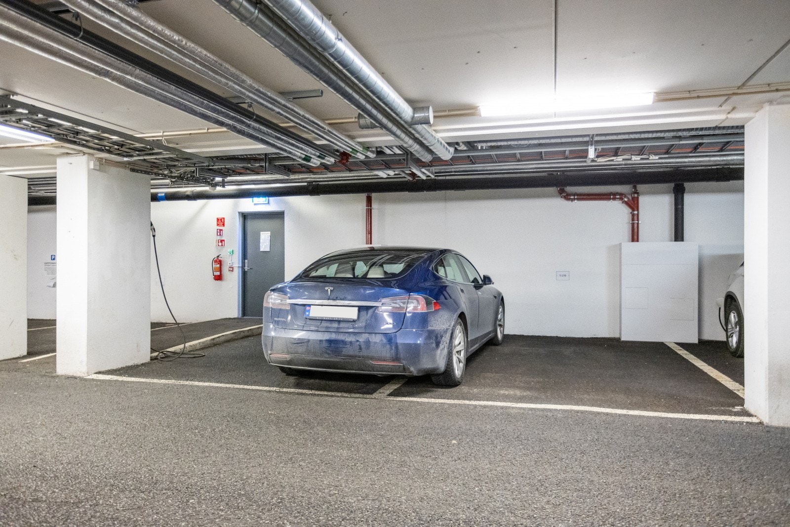 2 garasjeplasser med elbil-lader i felles garasjekjeller. Galleribilde