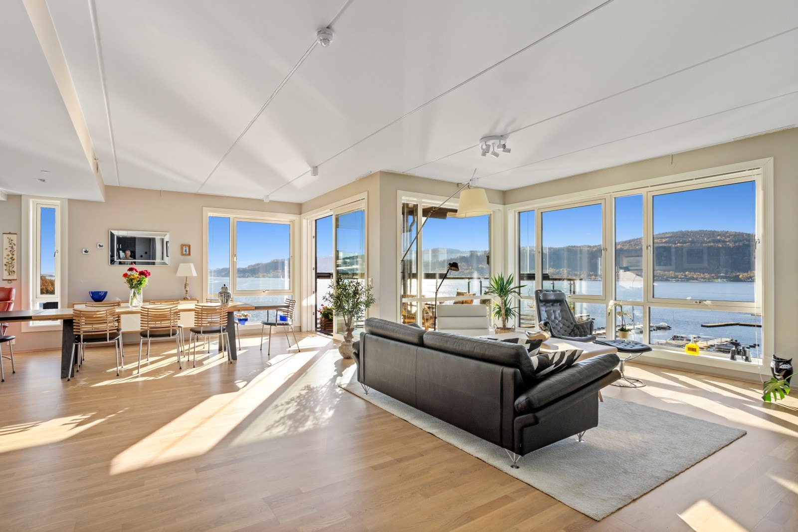 Lys og romslig stue med plass til sofagruppe og tv-møblement. Galleribilde