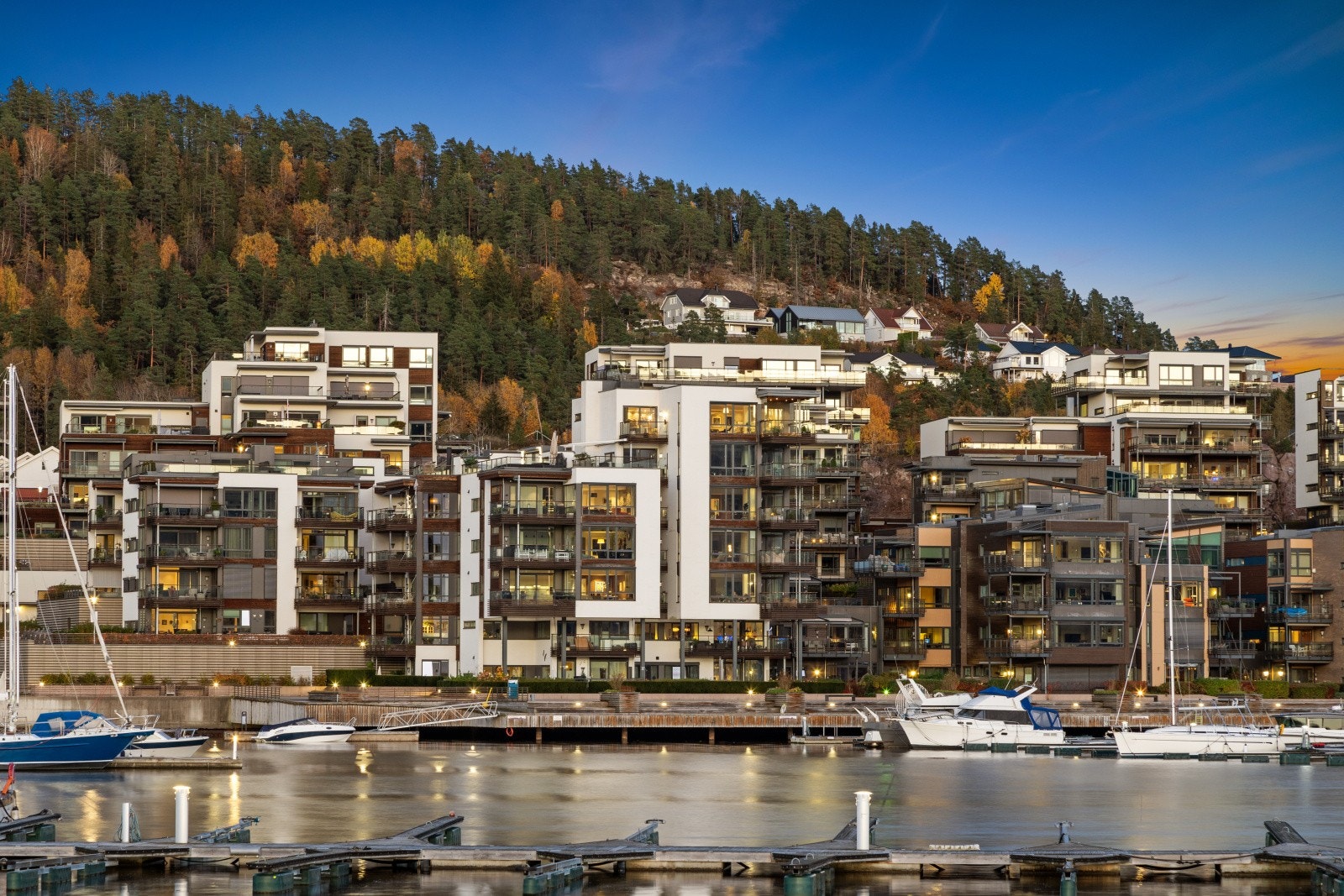 Eiendommen har en attraktiv og unik beliggenhet på Nordre Jarlsberg Brygge i Holmestrand kommune. Idyllisk nærområde med naturskjønne omgivelser, maritime bygg, pent opparbeidet uteareal, svært gode solforhold og nydelig sjøutsikt. Galleribilde