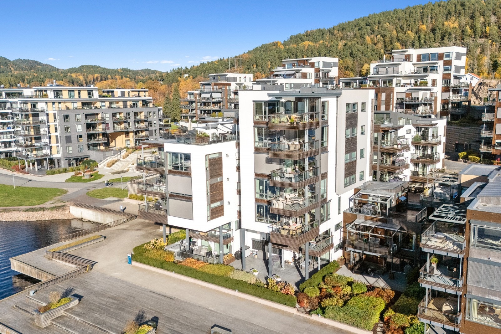 Ute i skjærgården ligger idylliske øyer på rekke og rad med blant annet Bjerkøya, Killingholmen, Gåserumpa og Kommersøya som byr på fine badeplasser og fredet natur. Med båt er det også kort vei til indre og ytre Oslofjord, samt Tønsberg, Tjøme og Hankø. Galleribilde