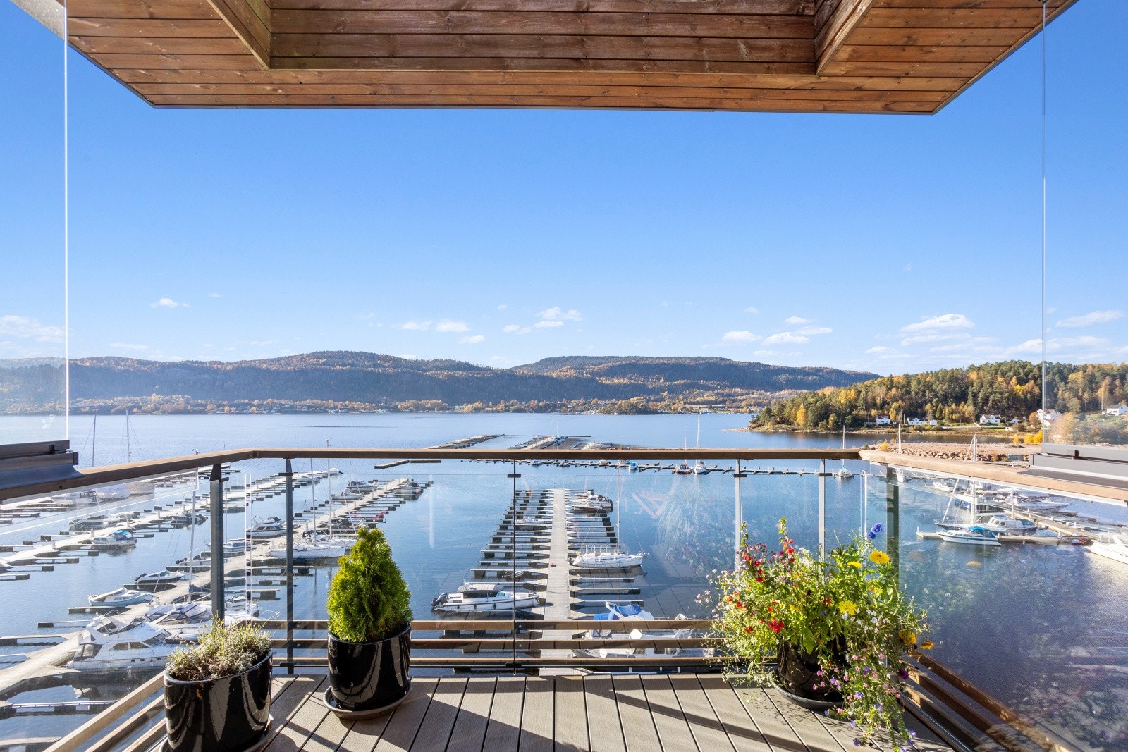 Her får du ikke bare én, men to solrike balkonger - én som strekker seg ut fra stuen, perfekt for avslappende ettermiddager med utsikt og kveldssol, og én fra kjøkkenet, ideell for morgenkaffen i fredelige omgivelser. Skyvbare glassvegger mot sør og nord. Galleribilde