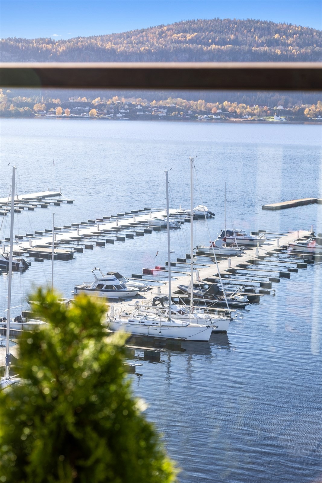 Utsikt over båtplassene, der roen fra sjøen møter varmen fra stuen. Galleribilde