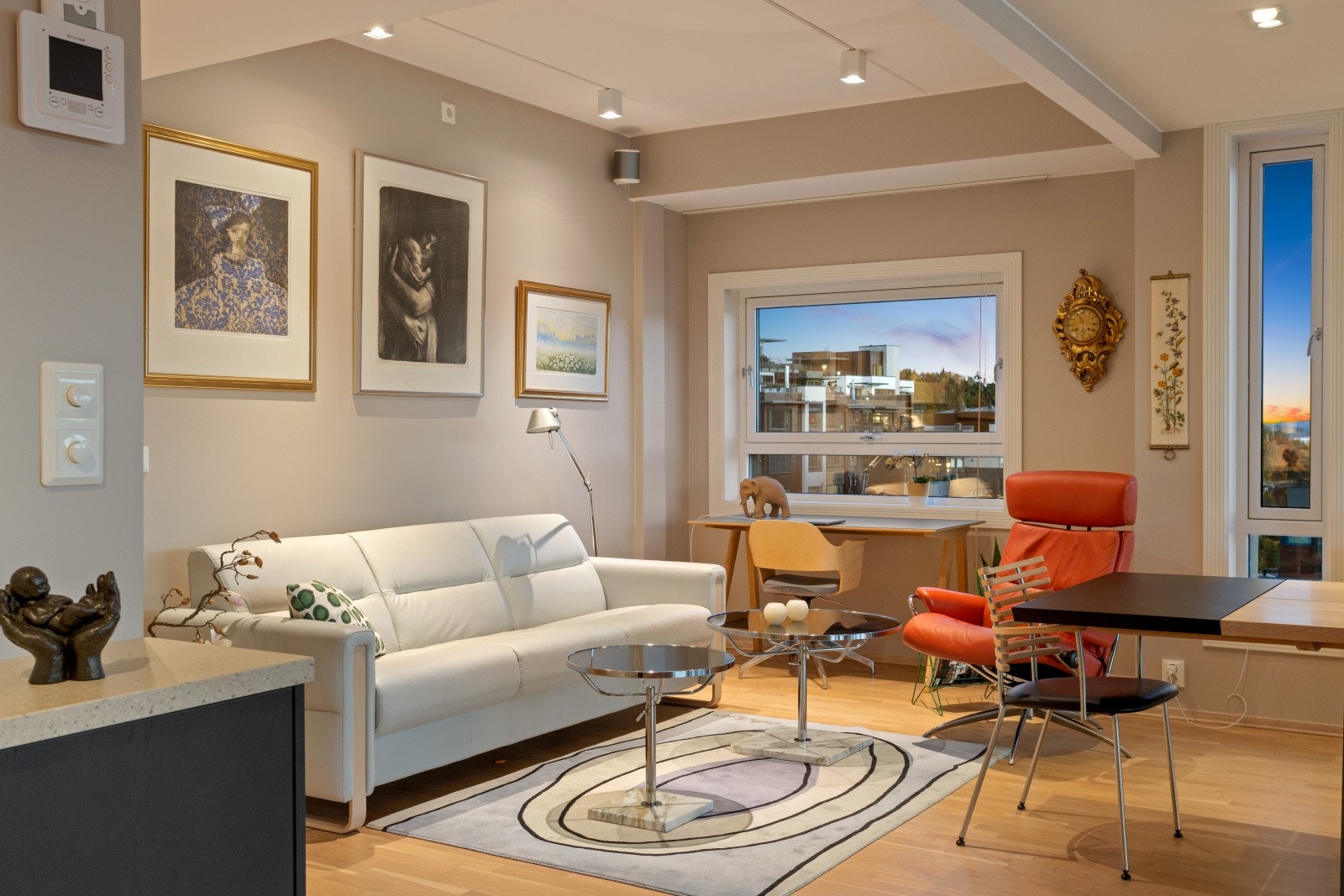 Kveldsfoto - Stuen kan deles inn i flere soner. Her kan man enkelt sette opp en vegg å gjøre om til ett ekstra soverom ihht godkjente tegninger. Galleribilde