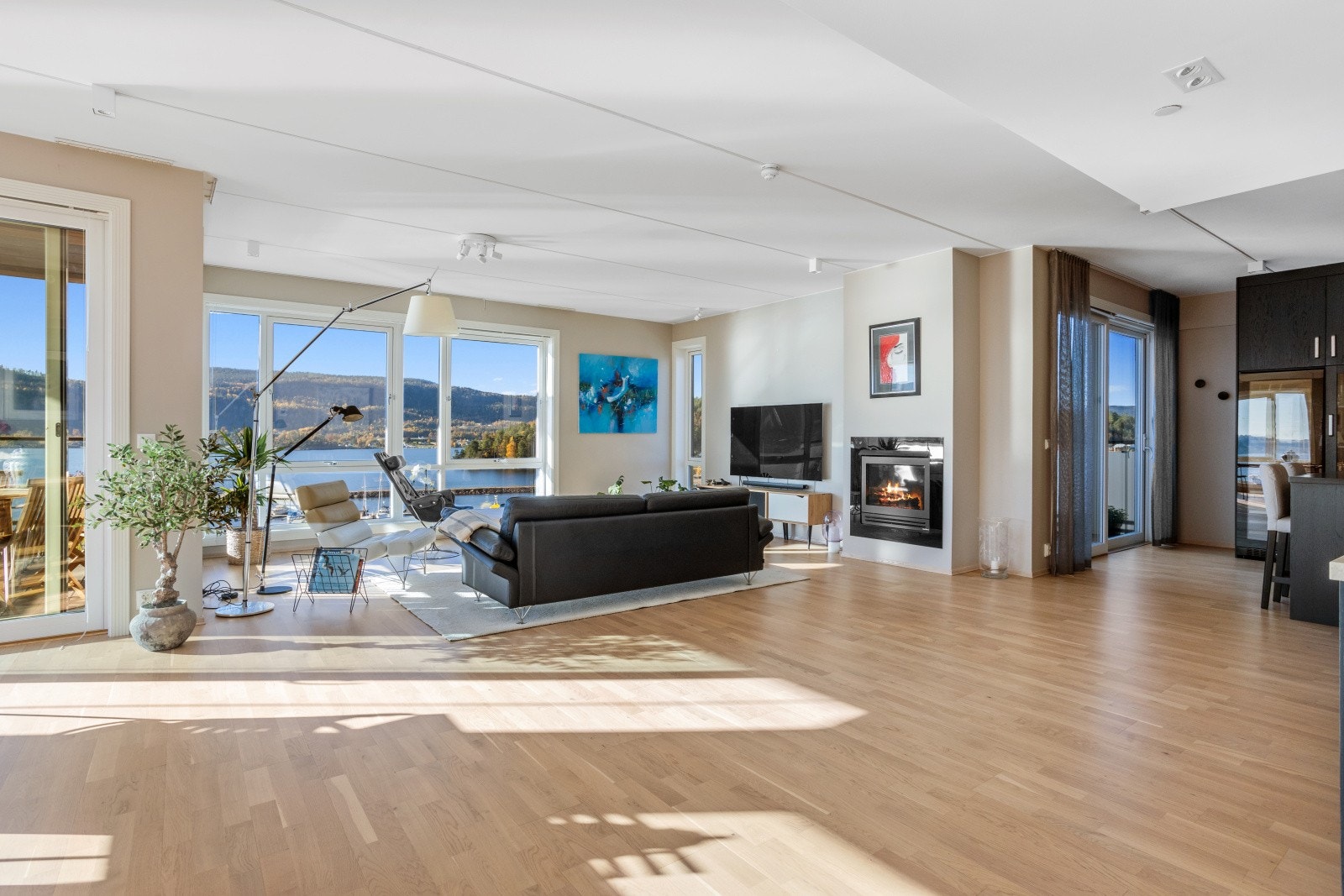 De store vinduene gir leiligheten et svært moderne og luftig preg, og en fantastisk romfølelse. Vinduene kan åpnes og vendes slik at de lett kan vaskes. Galleribilde