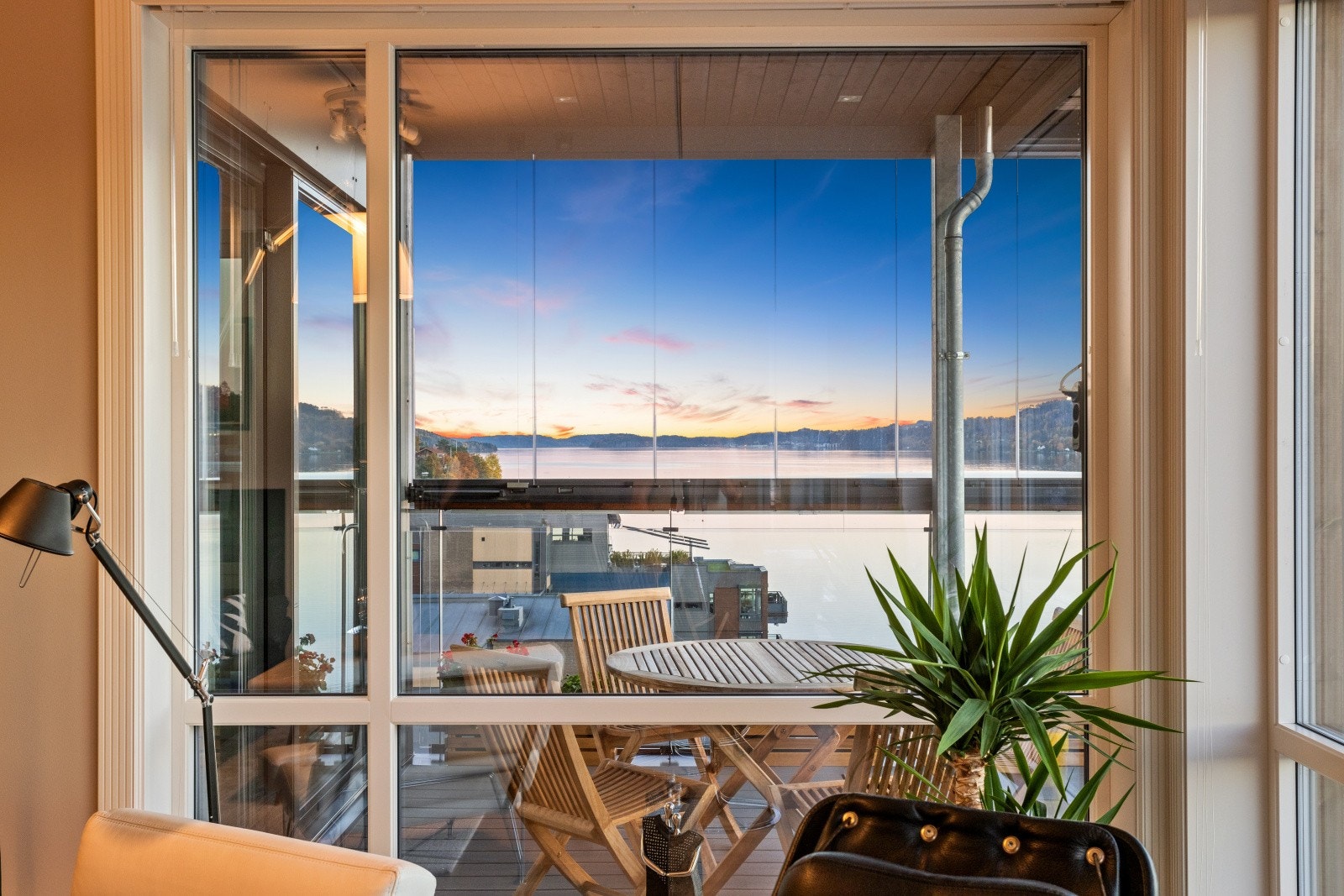 Kveldsfoto. Galleribilde