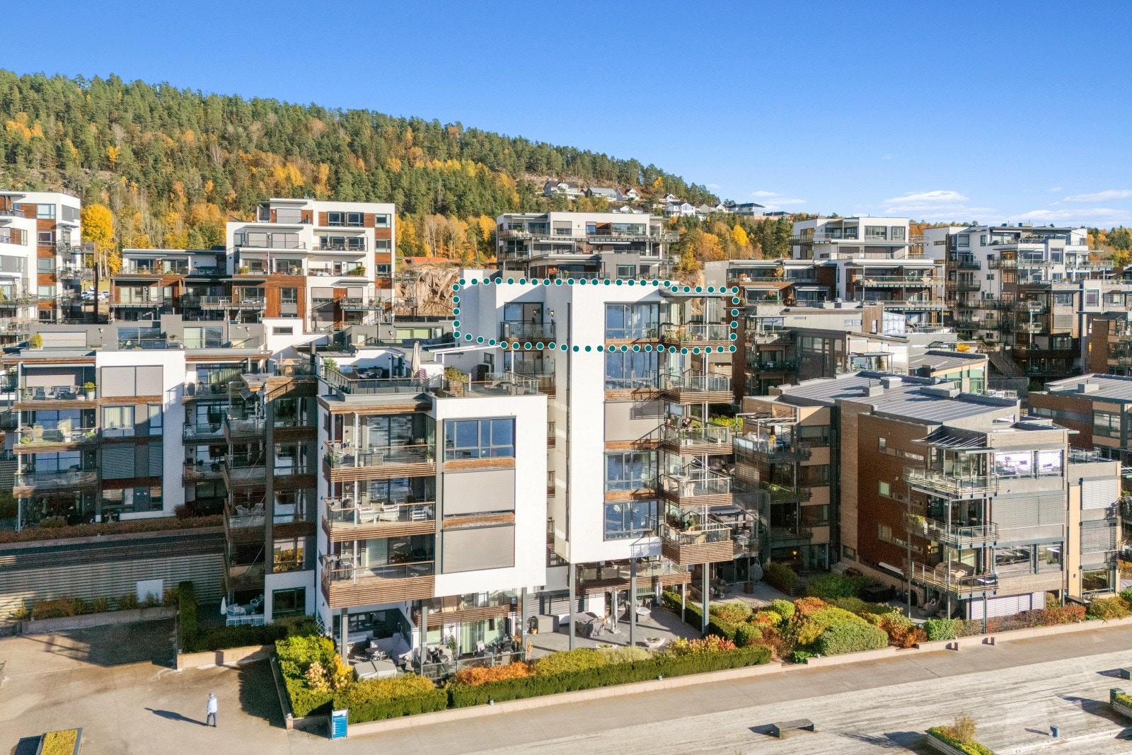 Leiligheten ligger i fremste rekke mot sjøen og tilbyr gode solforhold fra morgen til kveld. Galleribilde