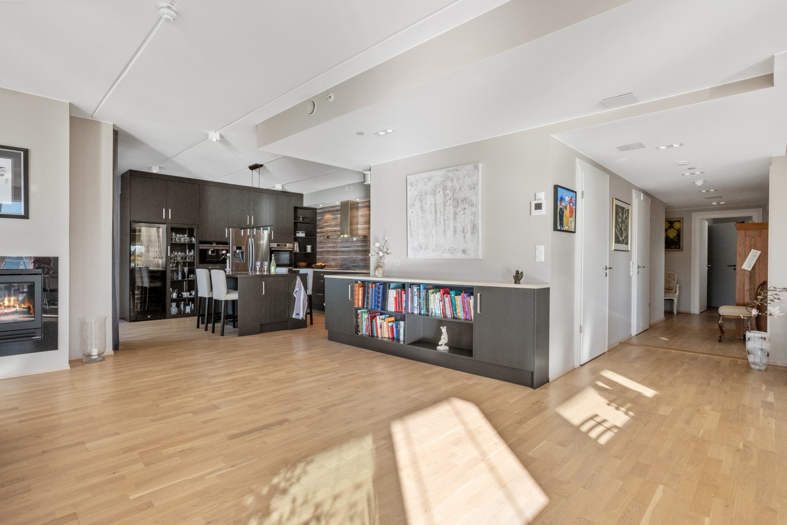 Åpen og romslig stue- og kjøkkenløsning. Galleribilde