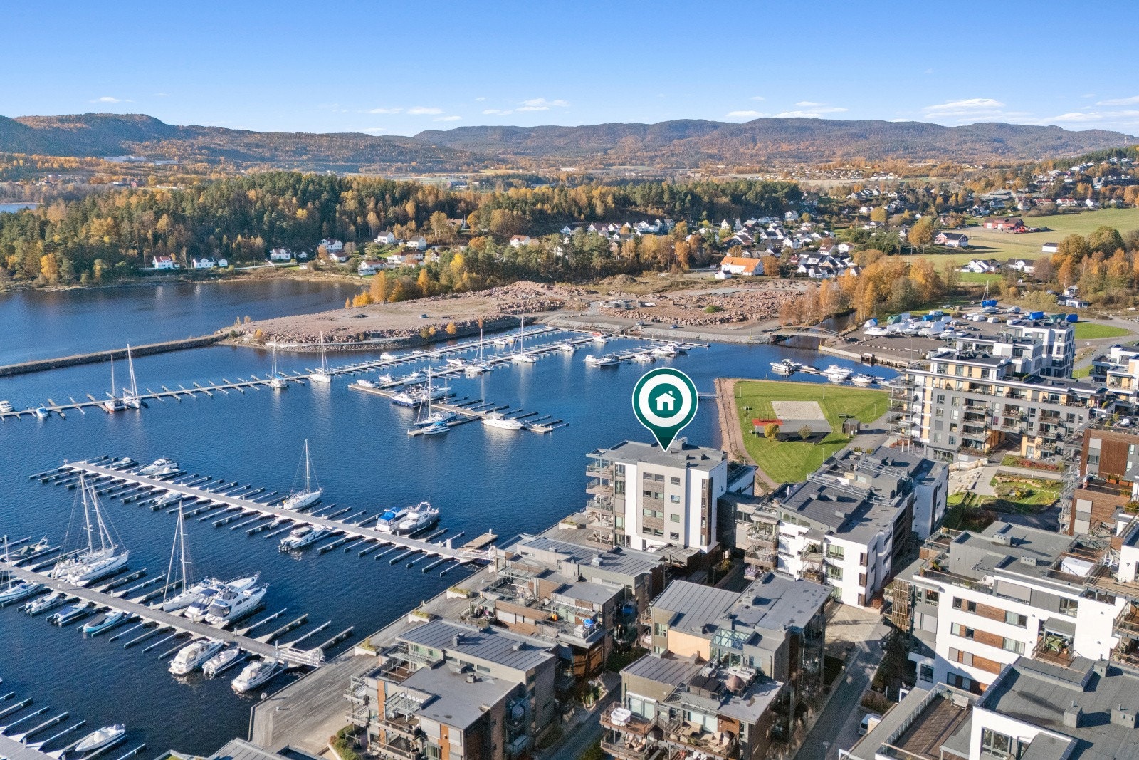 Ved å benytte bil fra Sande tar det ca.13 min til Holmestrand, 17 min til Drammen, 44 min til Oslo, 40 min til Torp Sandefjord lufthavn og 73 min til Oslo lufthavn. 2 minutter til båten. 3 minutter til kveldsbad. 10 til skiløypen. Galleribilde