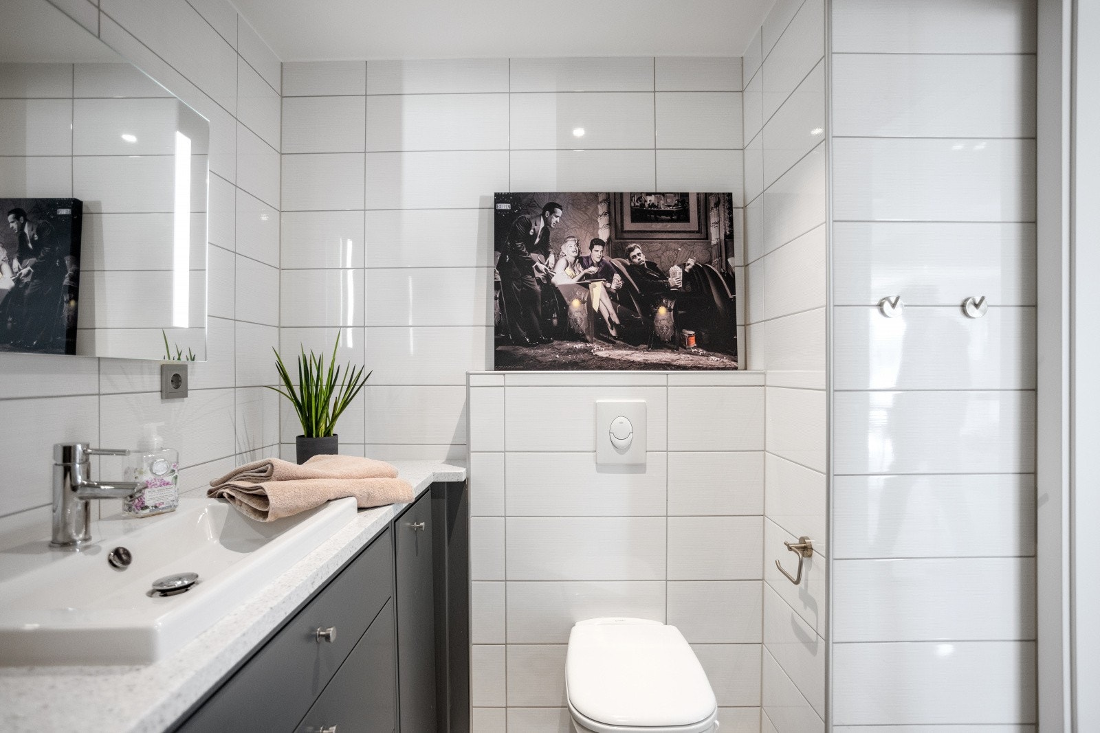 Delikat flislagt bad 2 med gulvvarme fra byggeår, gulvfliser lagt ovenpå eksisterende fliser i 2020. Downlights i himling. Galleribilde