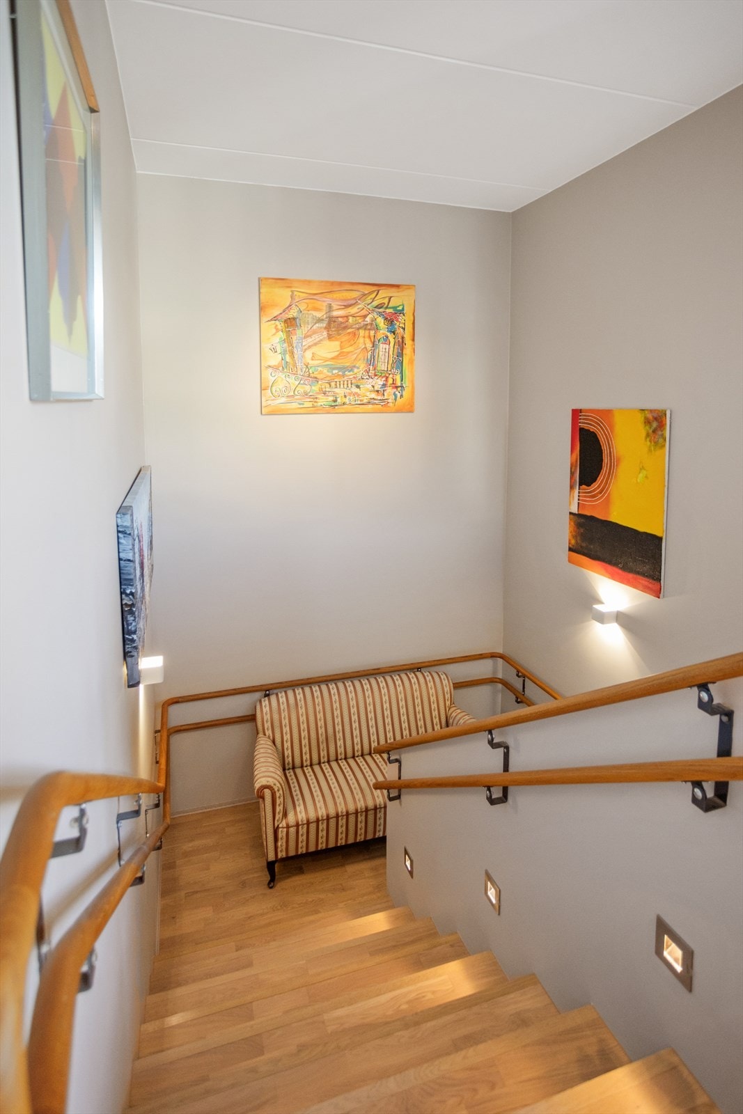 Privat trappeløp fra 6.-7. etasje med innfelte spotlights i vegg på en side. Galleribilde