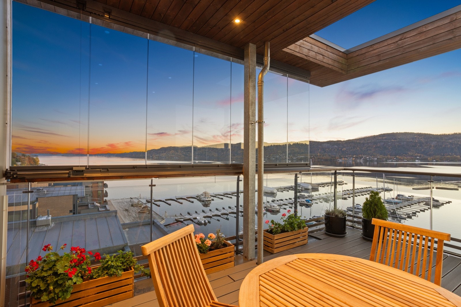 Kveldsfoto - Flott utsikt og ingen innsyn - en liten oase i høyden! Galleribilde