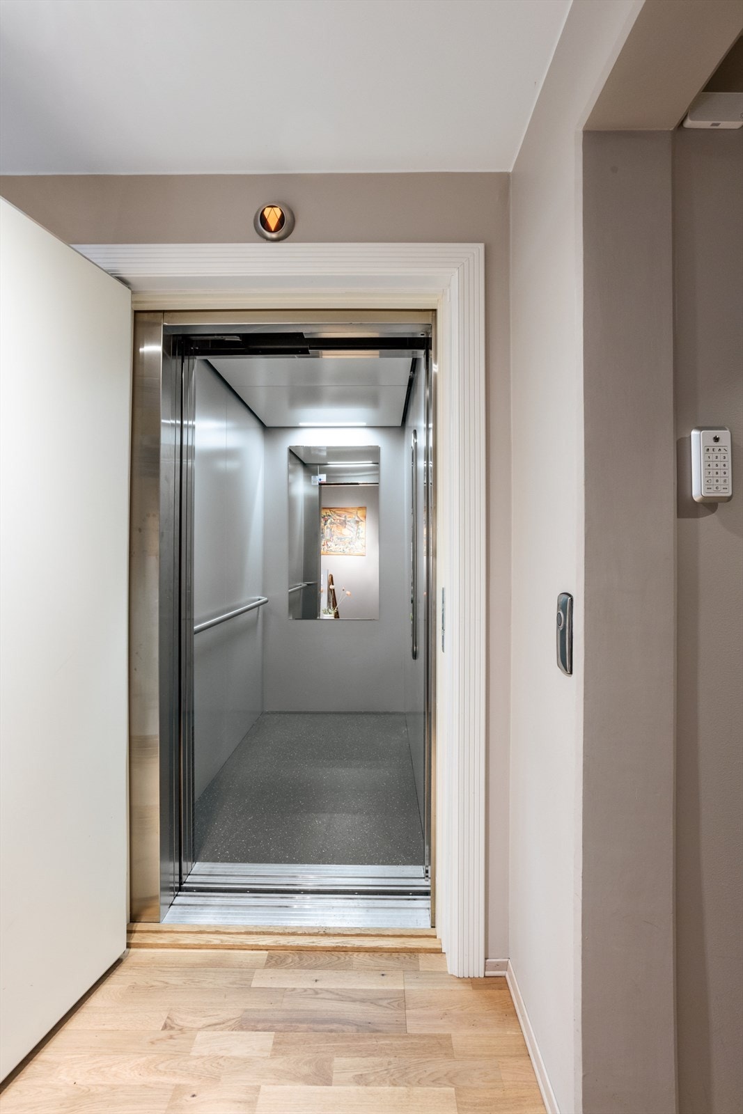 Heisen tar deg trygt opp til toppetasjen med direkte adkomst til leiligheten. Galleribilde