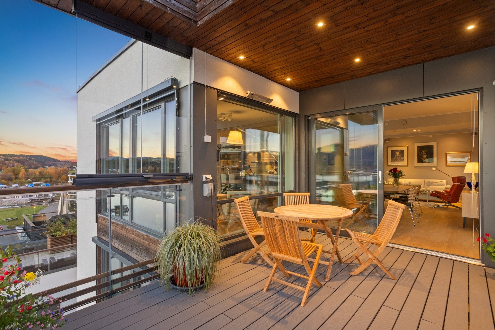 Kveldsfoto. Rikelig med plass for sittegruppe, solsenger, grill og sosiale sammenkomster. Gassuttak og belysning. Galleribilde