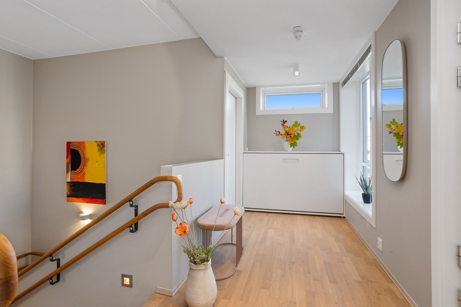 Lun gulvvarme, downlights og direkte tilgang til bod. Det er montert en utfoldbar seng i skap om behovet for ekstra overnatting skulle melde seg. Galleribilde