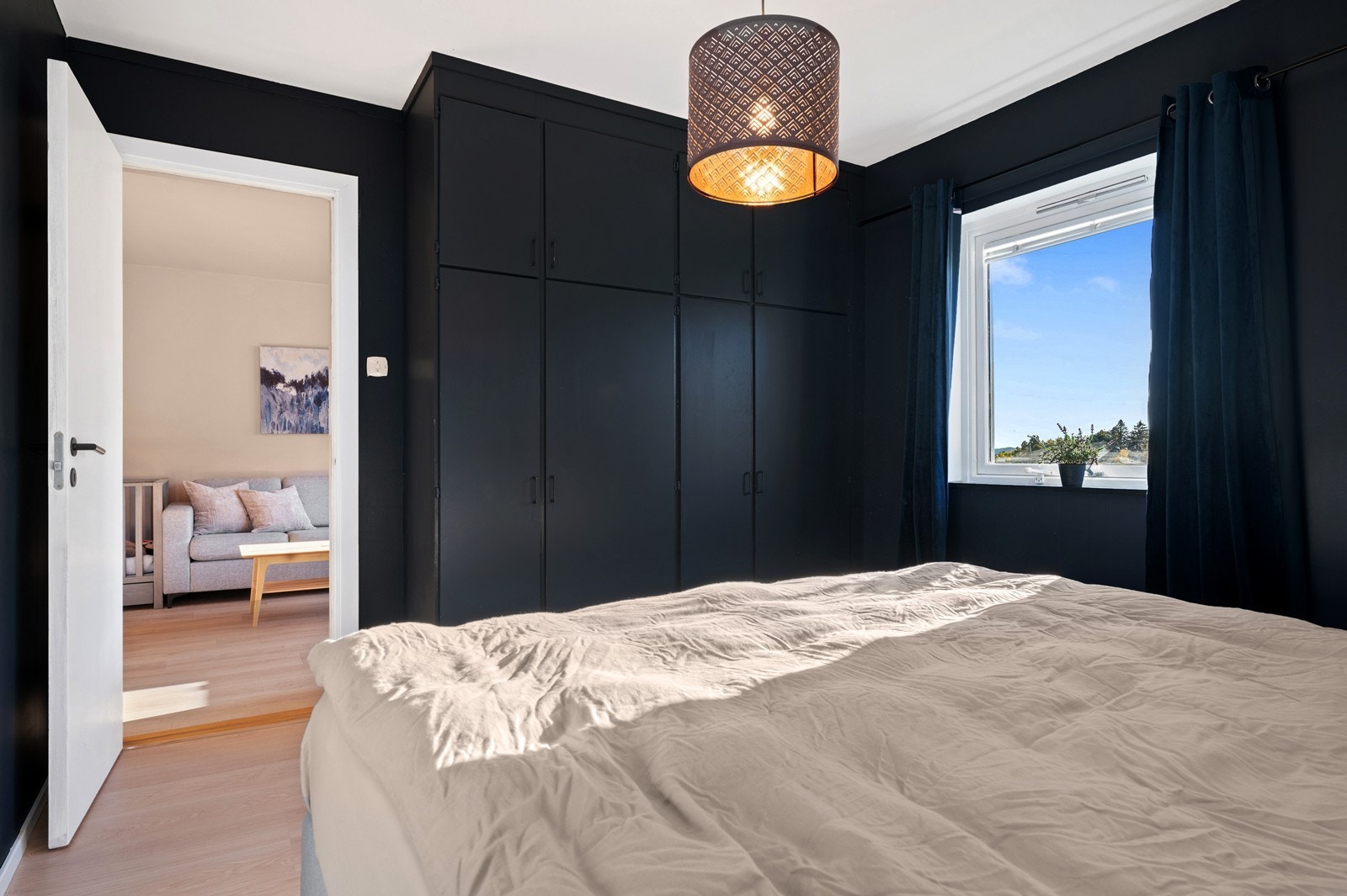 Rommet har flere, integrerte garderobeskap med god lagringsplass Galleribilde