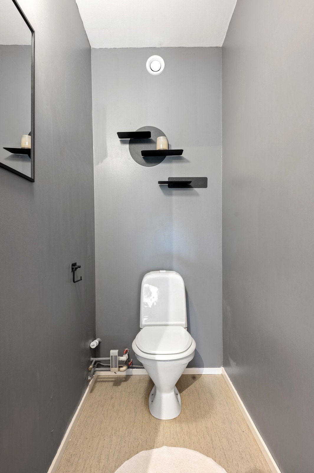 Separat toalettrom, med belegg på gulvet og malte flater på vegger og i himling. Rommet har en eldre standard og tilfredsstiller ikke dagens krav til funksjon og fuktsikring Galleribilde