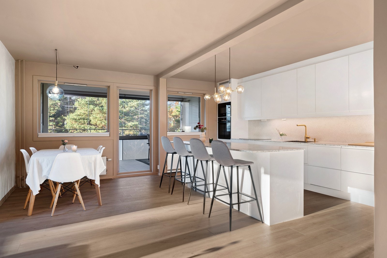 I fra spisestue/kjøkken er det dessuten utgang til den fine, innglassete balkongen mot nordvest Galleribilde