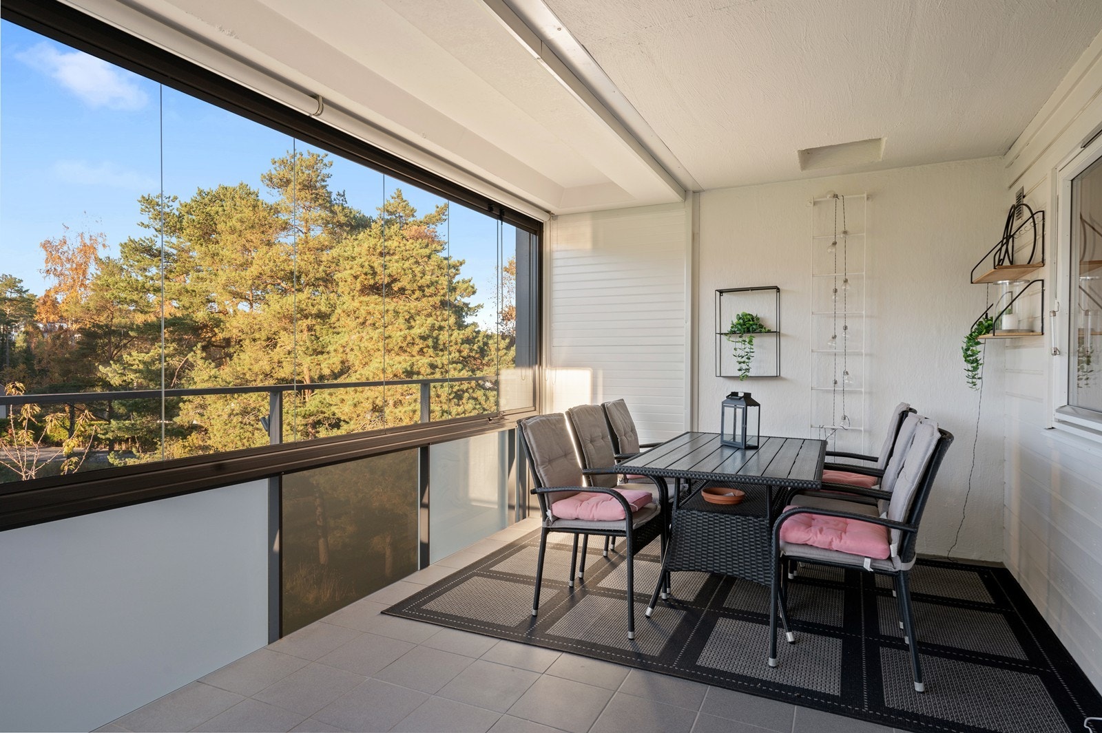 Den flotte inngalssete balkongen har et areal på 15 m² -her er det god plass til en spiseguppe Galleribilde