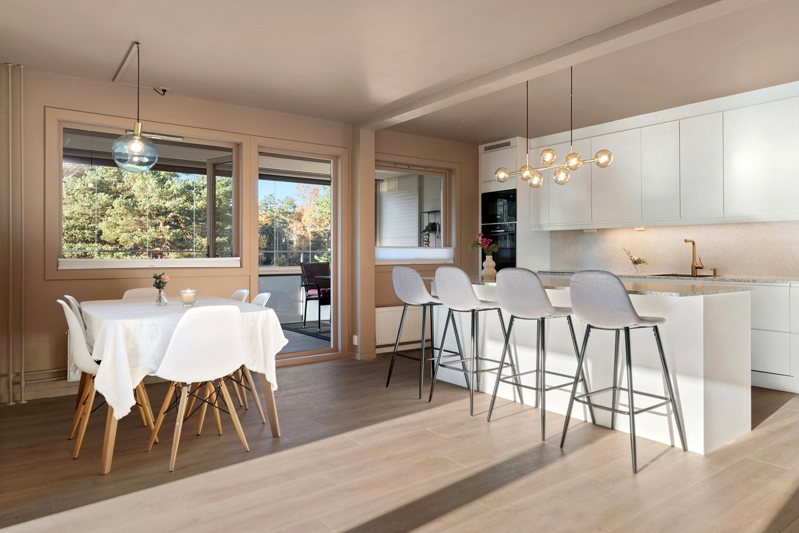 De mange sitteplassene gir god plass for sosiale sammenkomster Galleribilde