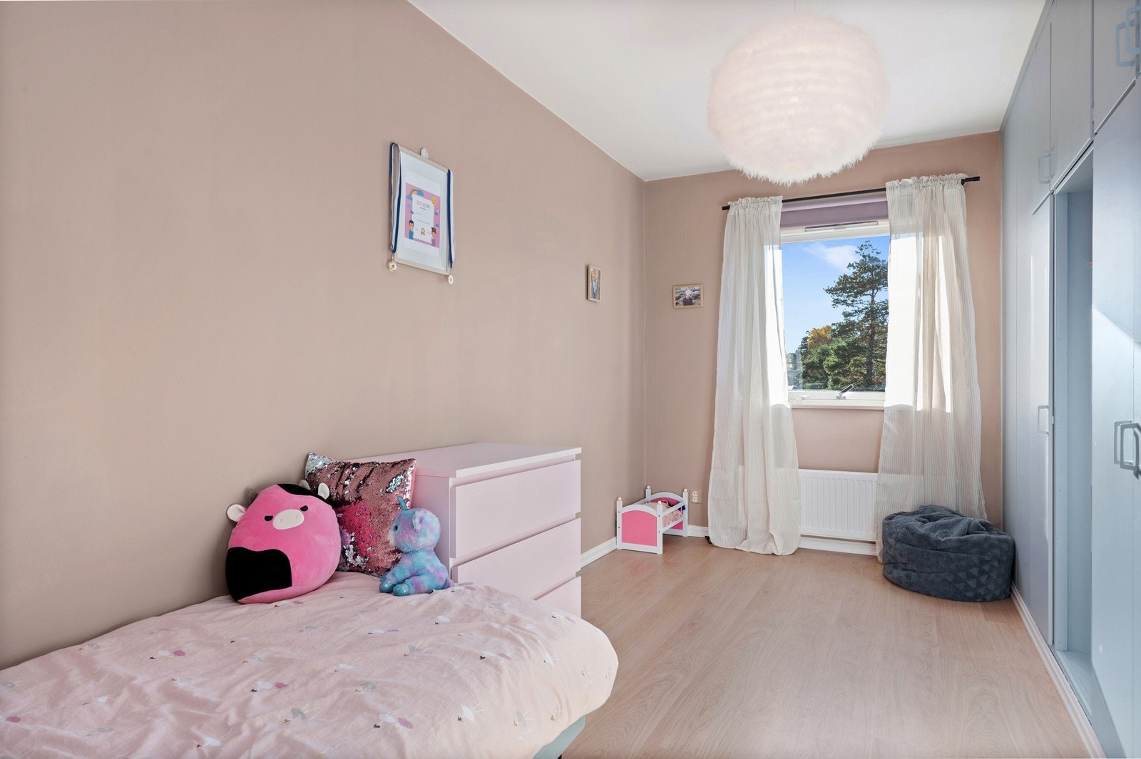 Soverom 2 er malt i lyse pastell farger, og er innredet som barnerom Galleribilde