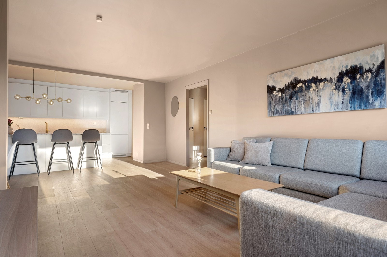 Den åpne løsningen mellom stue og kjøkken, skaper et luftig preg Galleribilde