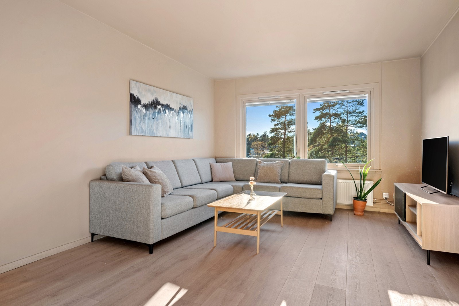 I stua er det plass til en større vinkelsalong med tilhørende bord, tv-benk med tv, og øvrig interiør Galleribilde