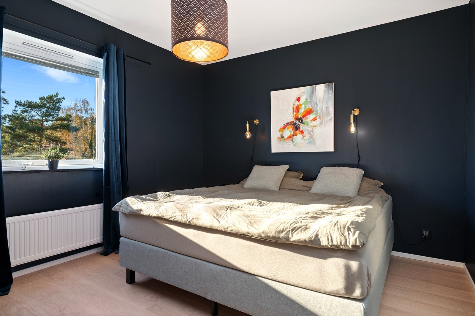 Hovedsoverommet er romslig, og har blitt malt i en dypblå farge. Det er god plass til dobbeltseng og evt. nattbord Galleribilde