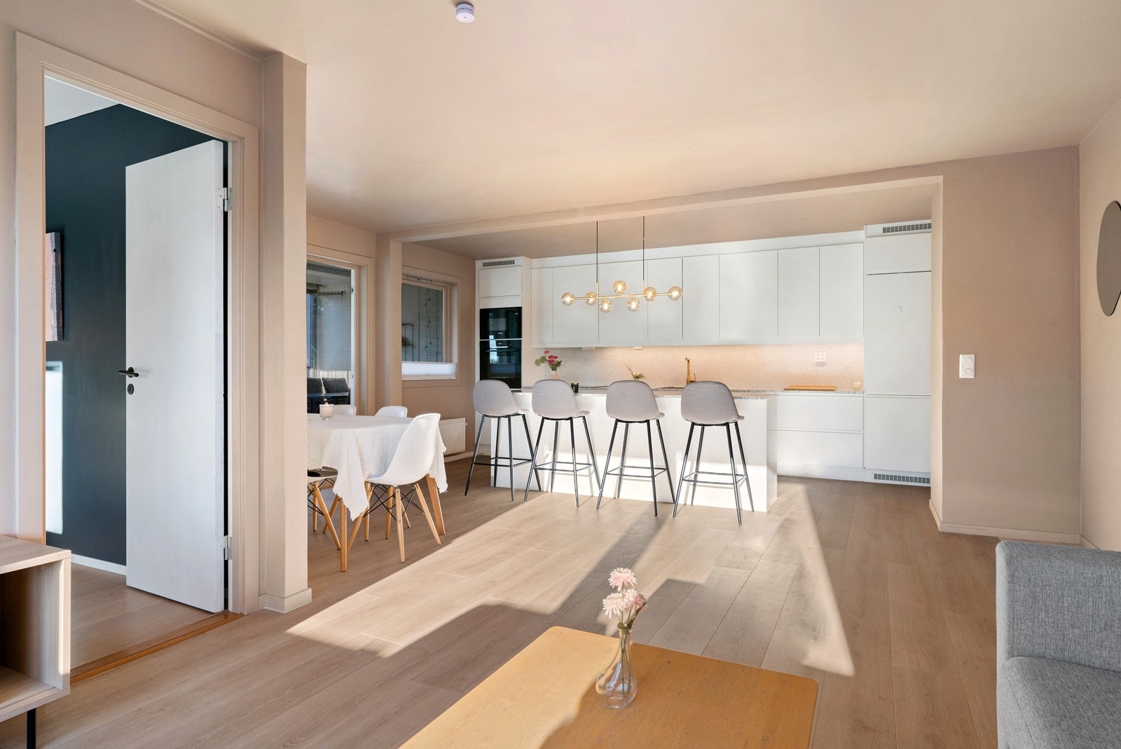 I tilknytning til kjøkkenet er det plass til en spisegruppe, og det er etablert praktiske sitteplasser, ved kjøkkenøya Galleribilde