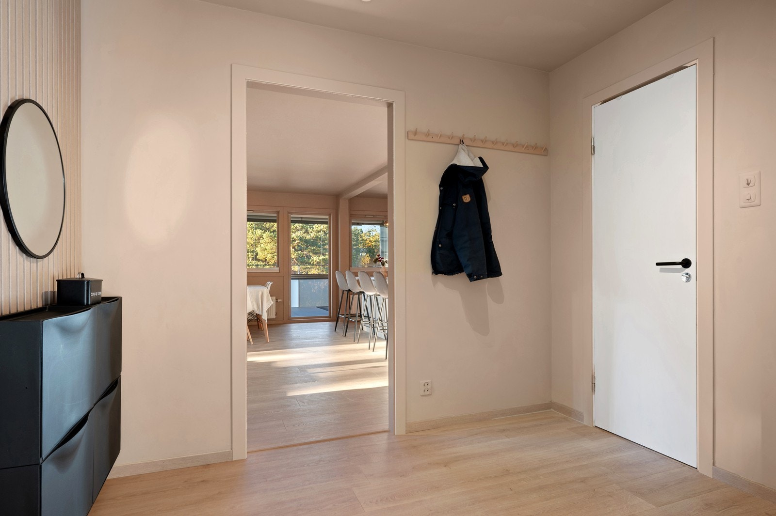 Gang/entré, malt i fine plass til oppheng av klær og skoskap. Galleribilde