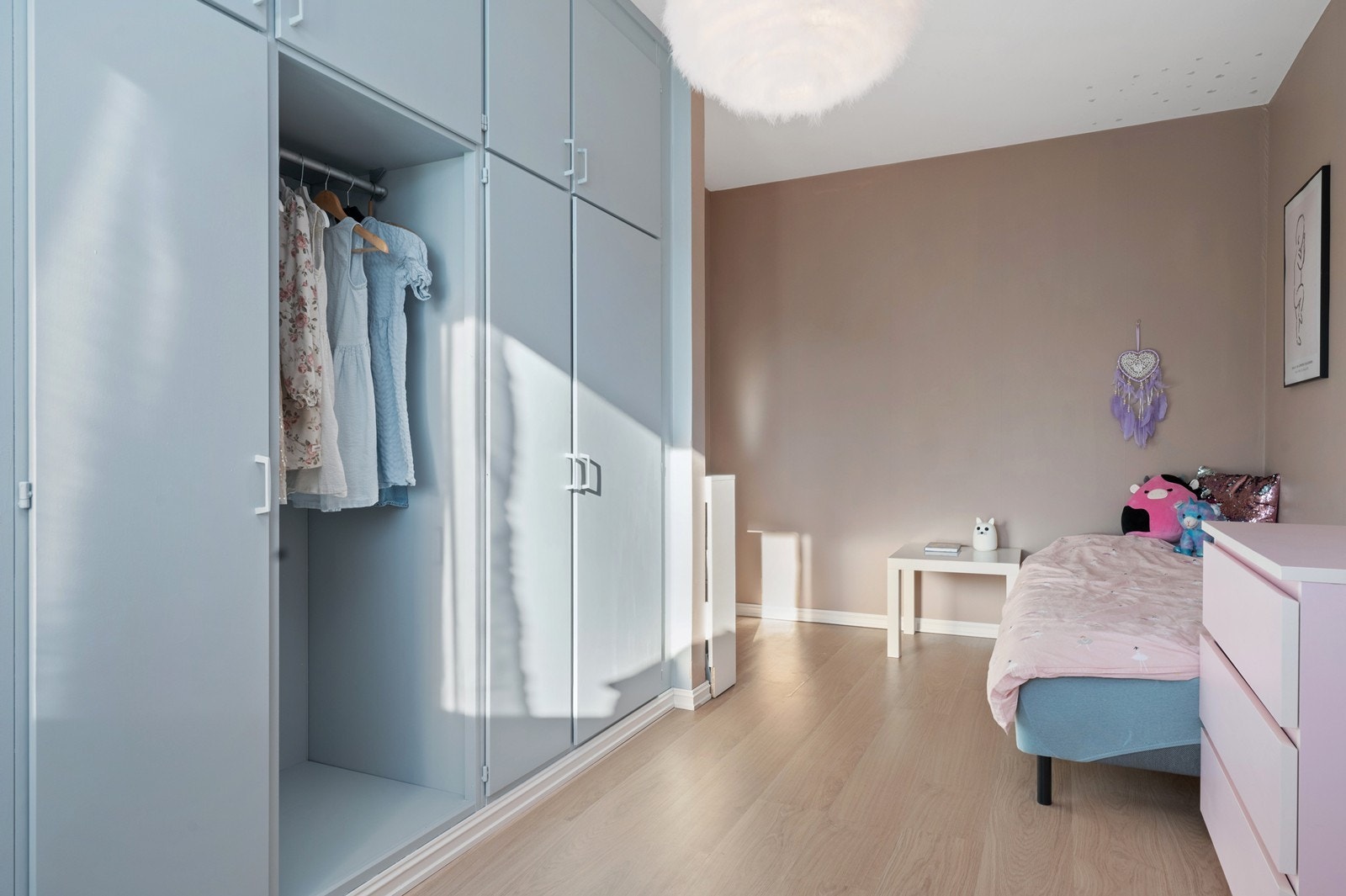 Dette rommet har også flere integrerte garderobeskap med god lagringsplass Galleribilde