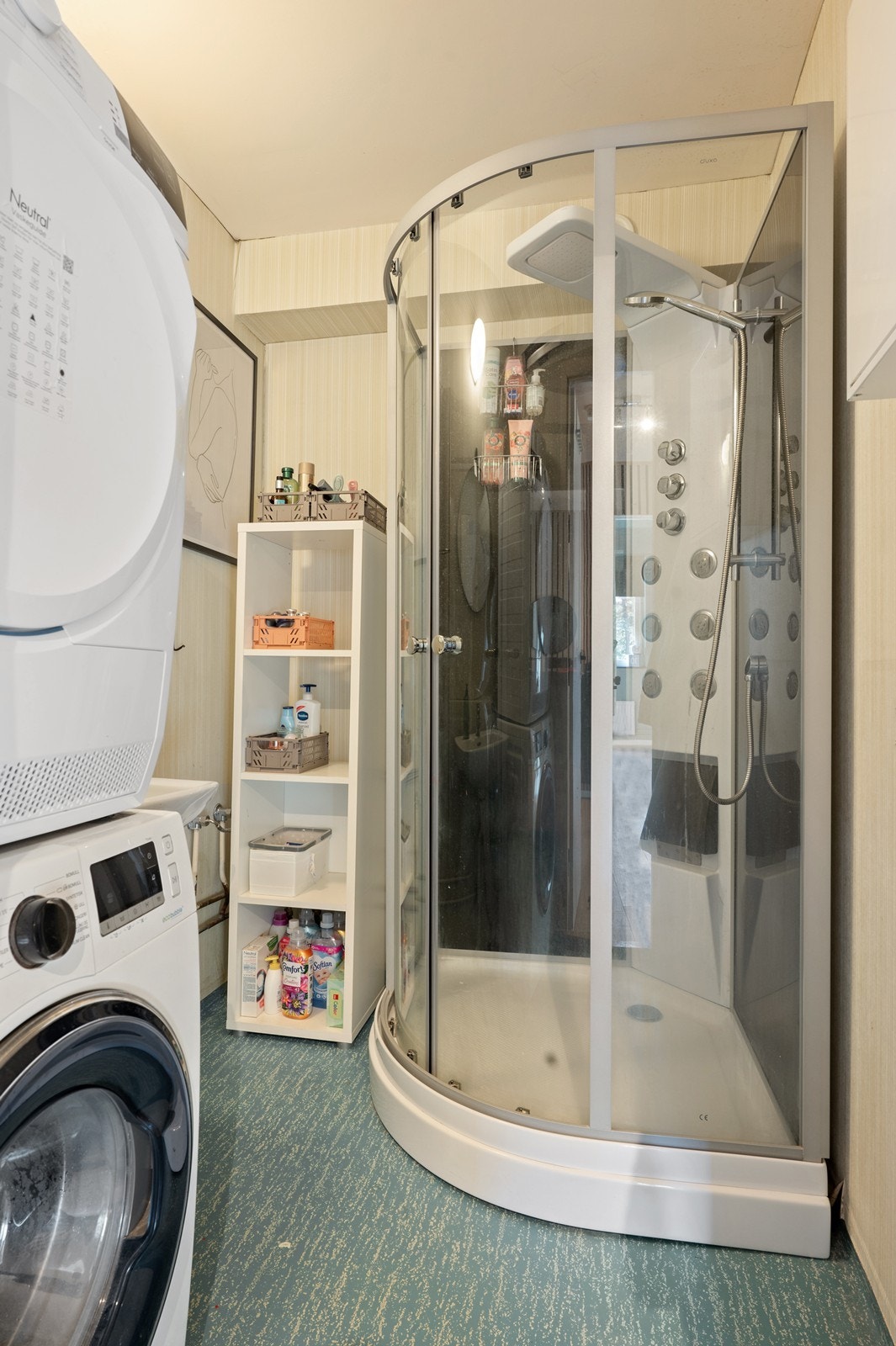 Baderommet har en eldre standard, med belegg på gulvet og tapet på veggene - og har behov for oppgradering. Det er montert dusjkabinett, servant og opplegg for vaskemaskin/tørketrommel Galleribilde