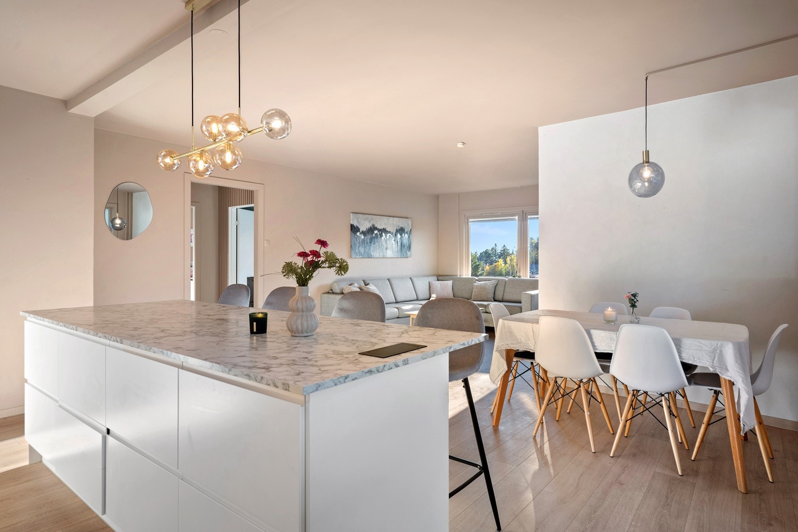 Kjøkken og stue bindes pent sammen - kjøkkenøya har godt med lagringplass Galleribilde