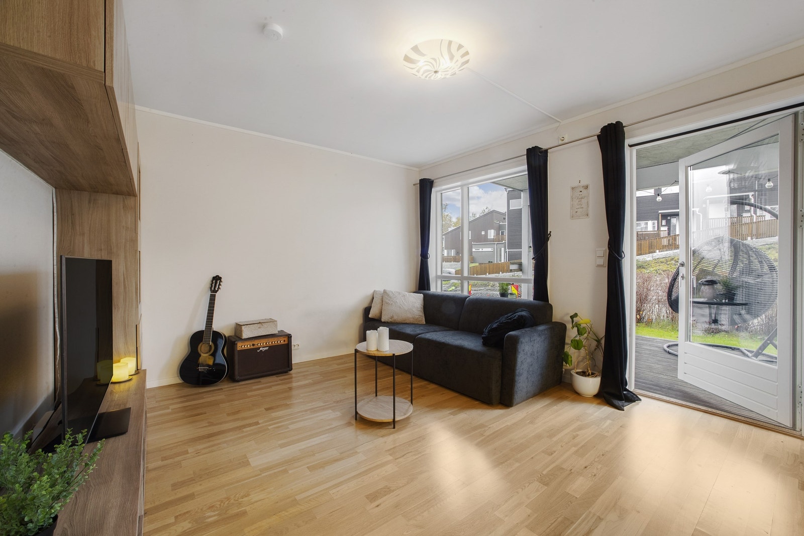 Stue og kjøkken er i en åpen løsning med behagelig gulvvarme Galleribilde